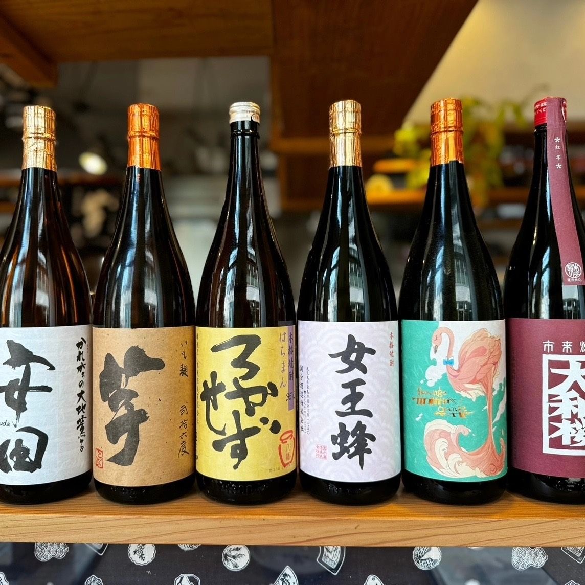 棚に並んだ日本酒・焼酎の一升瓶